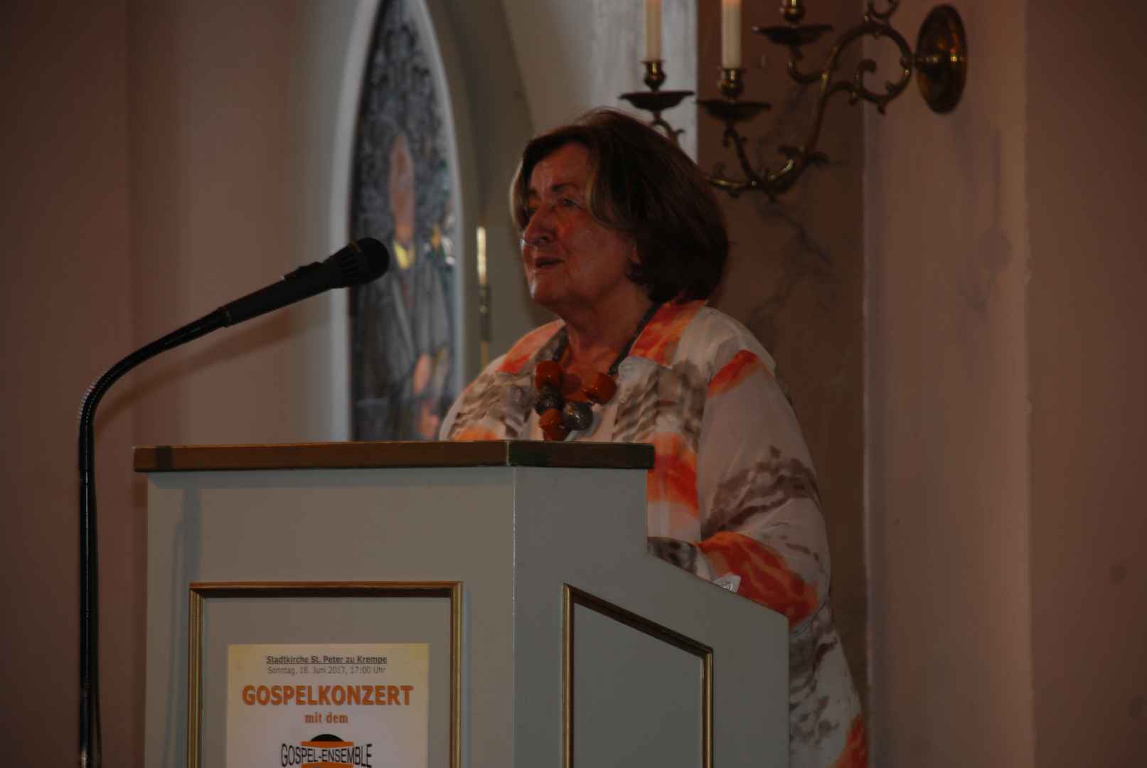 Ruth Follert begrüßt die Gäste