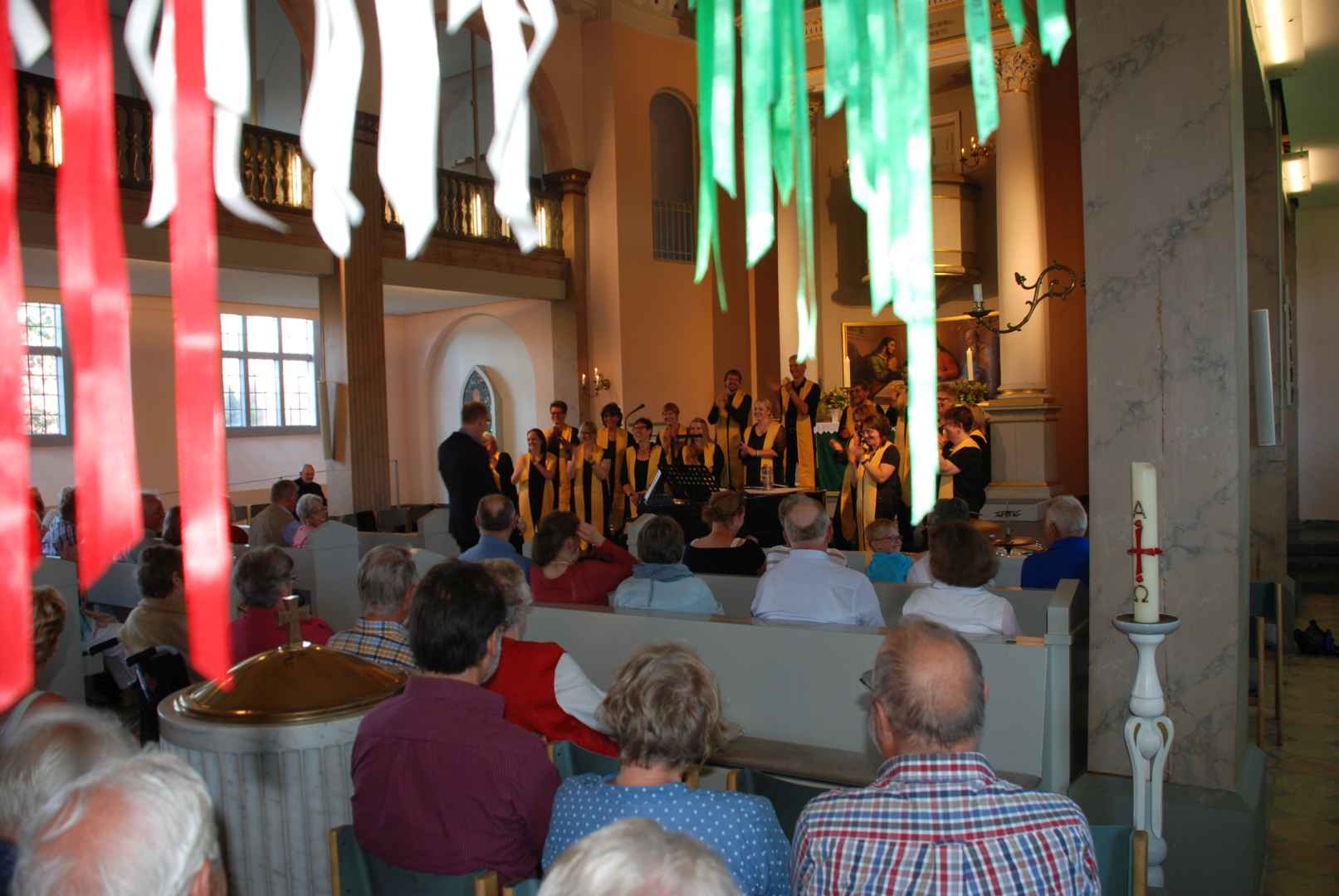 Gospelchor mit Lebensbändern